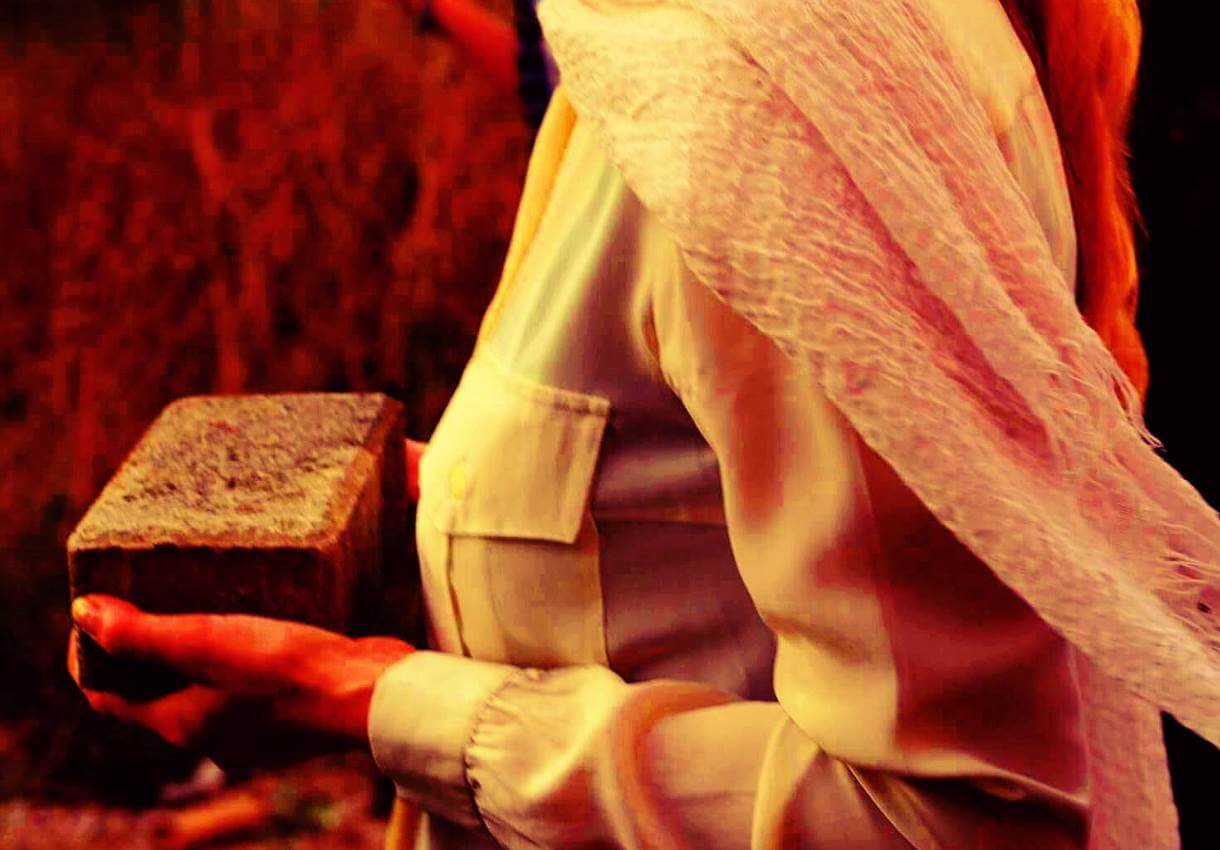 Figurë gruaje me objekt në duar